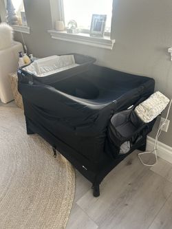 4moms Breeze Play Yard w/extras!