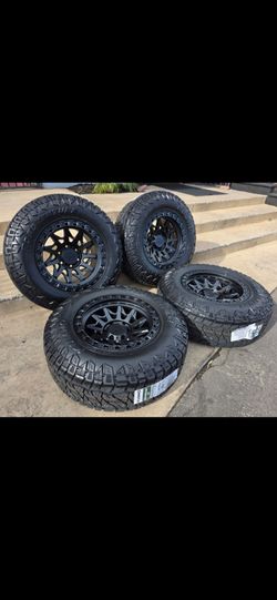 17" LOCK w/ 32" Kumho RT tires