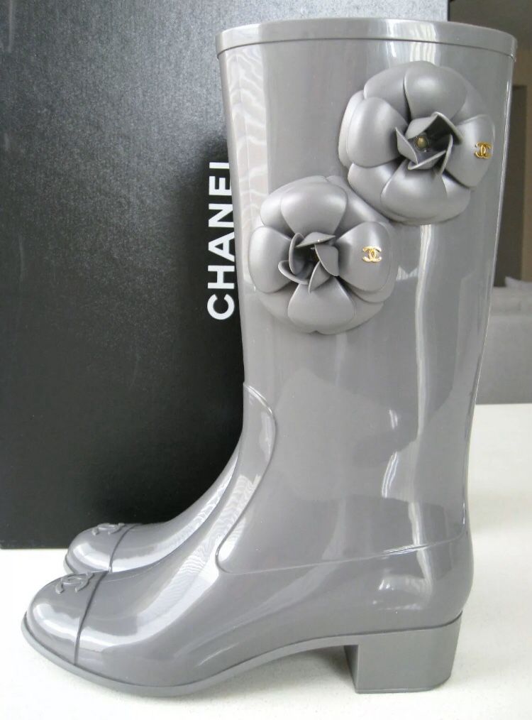 Chanel Grey Camellia Flower Rain Boots. Size 35B / US 5B