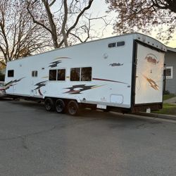 Toy Hauler//ATTITUDE