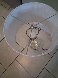 Lámpara De mesa, base cristal, Alto 25",Ancho 14",Usada Buenas Condiciones