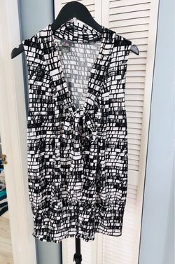 Black and White Print Sleeveless Tie-Front Top