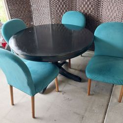 Dinning Table w/ 4 chairs