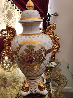 Beautiful vintage vase 25 inch tall in good condition