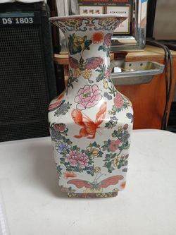 Beautiful Vintage Asian Hand Painted Vase