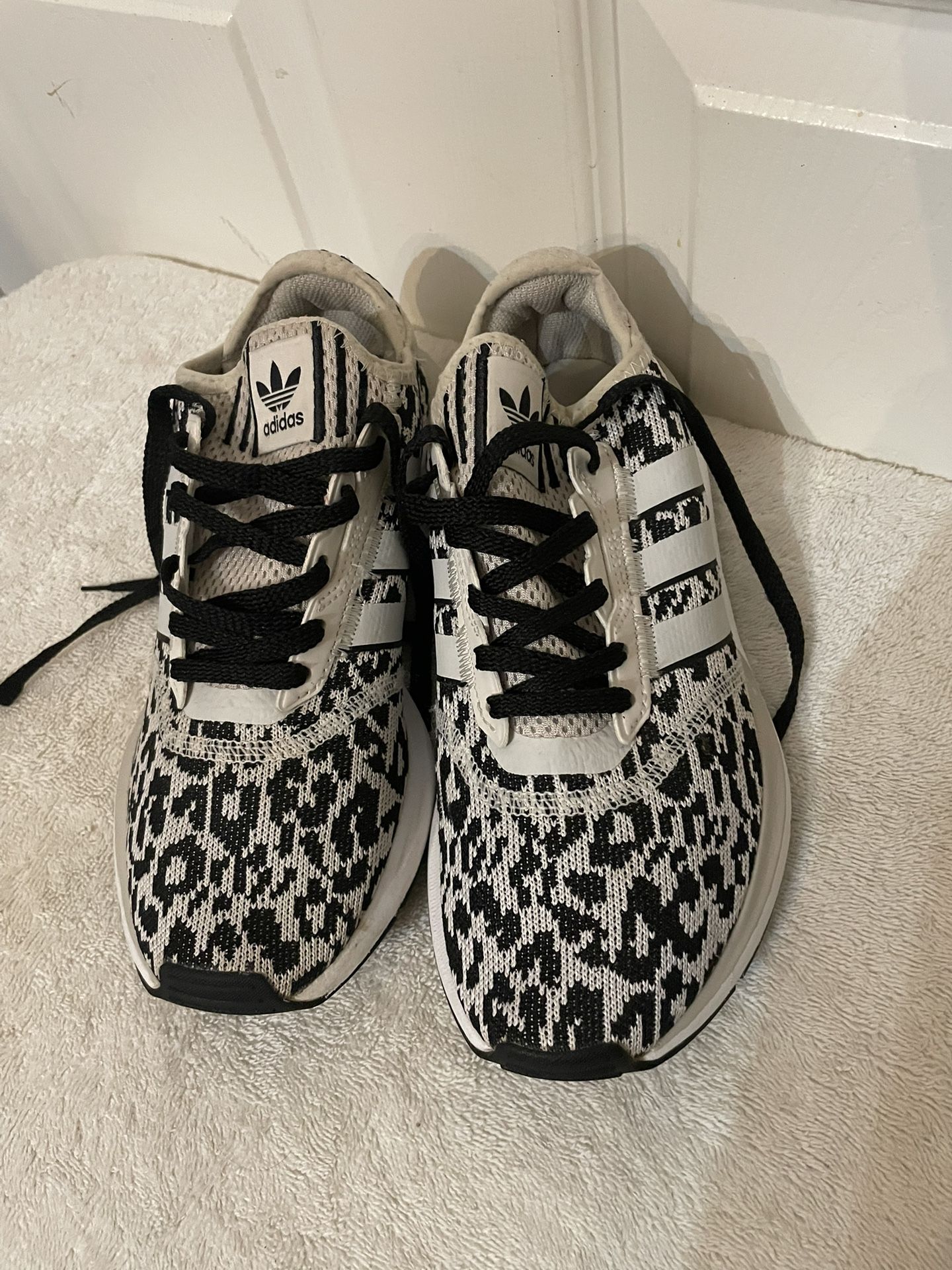 ADIDAS Women Khaki White And Black Cheetah Print Size 7