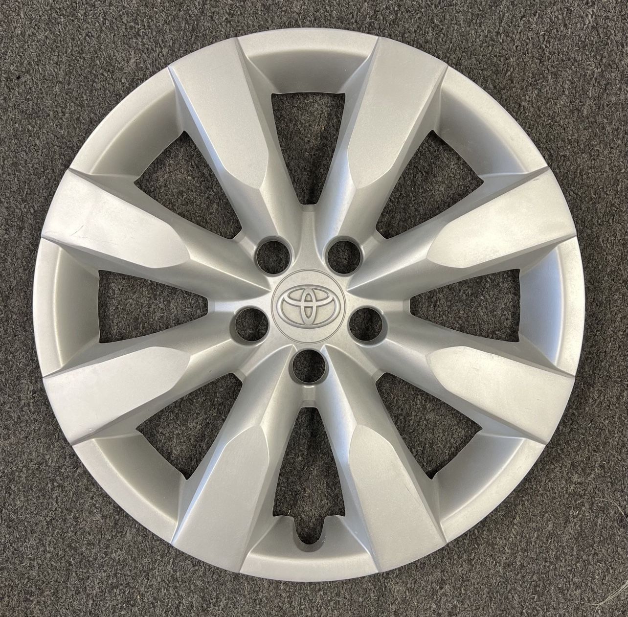 Toyota Corolla 16″ Hubcap 2014-2016 OEM Hubcap