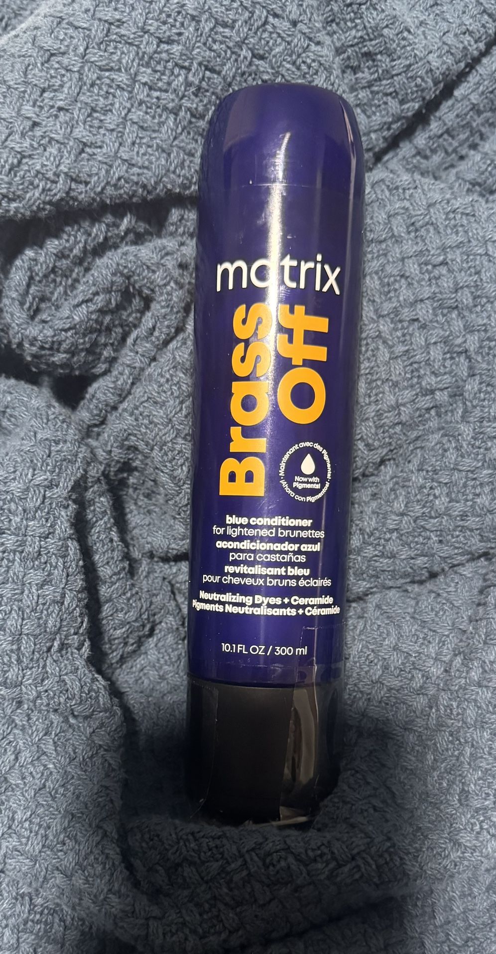 Matrix Brass Off Toning Blue Shampoo - Refreshes and Neutralizes Brassy Tones, For Color Treated Hair, Lightened Brunettes or Dark Blondes