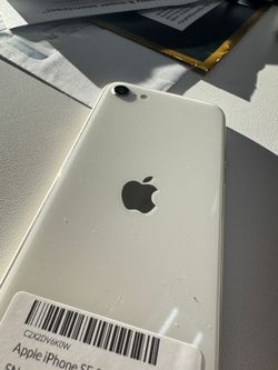 iPhone SE 3rd generation 64 latest iOS it’s unlocked and works with all carriers worldwide