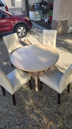 Round Dining Table with 4 Chairs