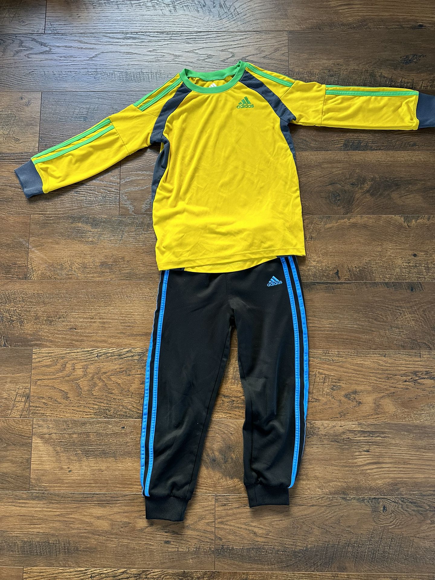 Boys Adidas Pants And Top Size Small (6/7)