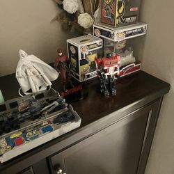 G1 Optimus Prime Mezco Moonknight Funko Pop Invincible Venom And Superman 