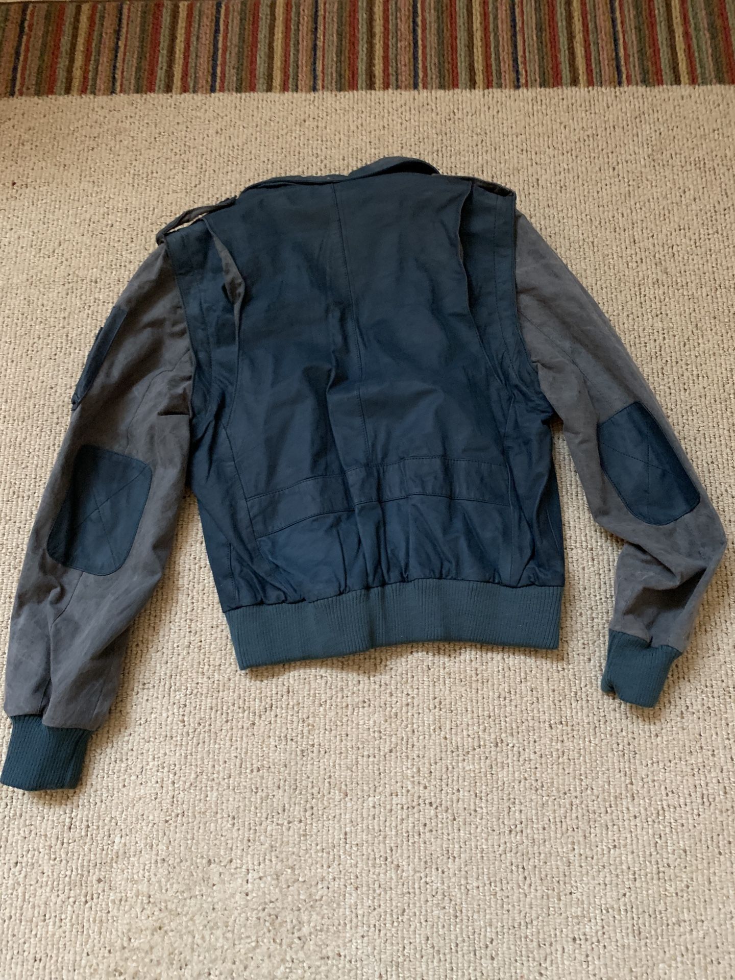 Men's Jacket - size 42. Convertible to no sleeve