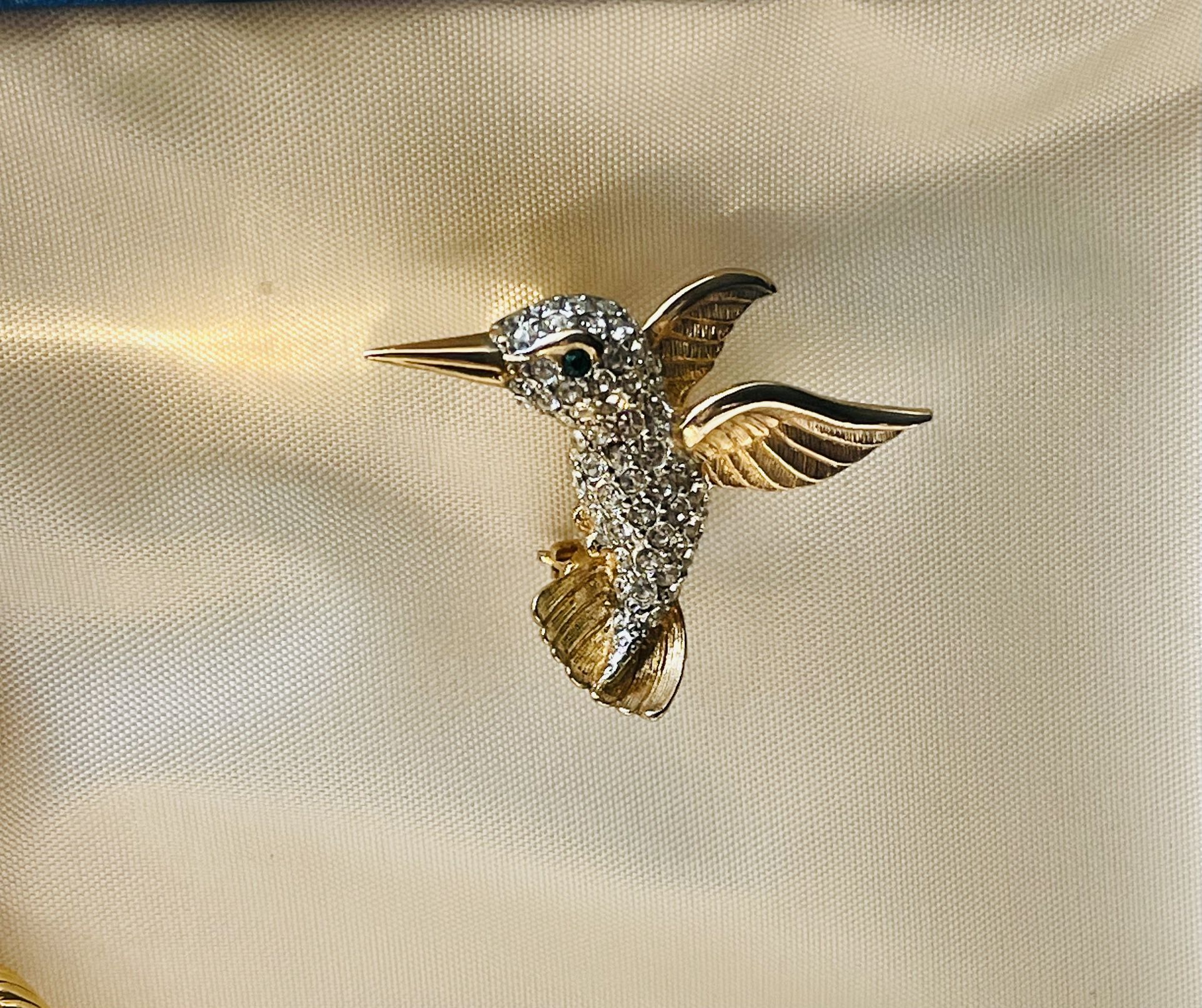 Vintage humming Bird Rhinestone Brooch