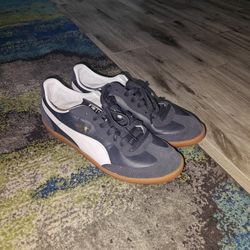 Men's Pumas Size 10