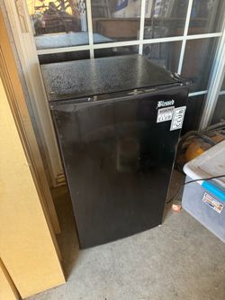 Igloo Black Mini Fridge