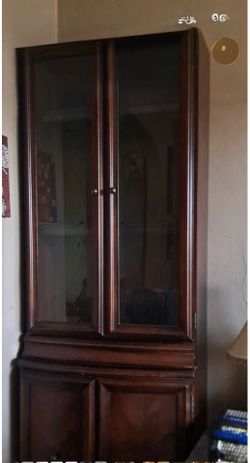 FREE Display cabinets / hutch READ DESCRIPTION