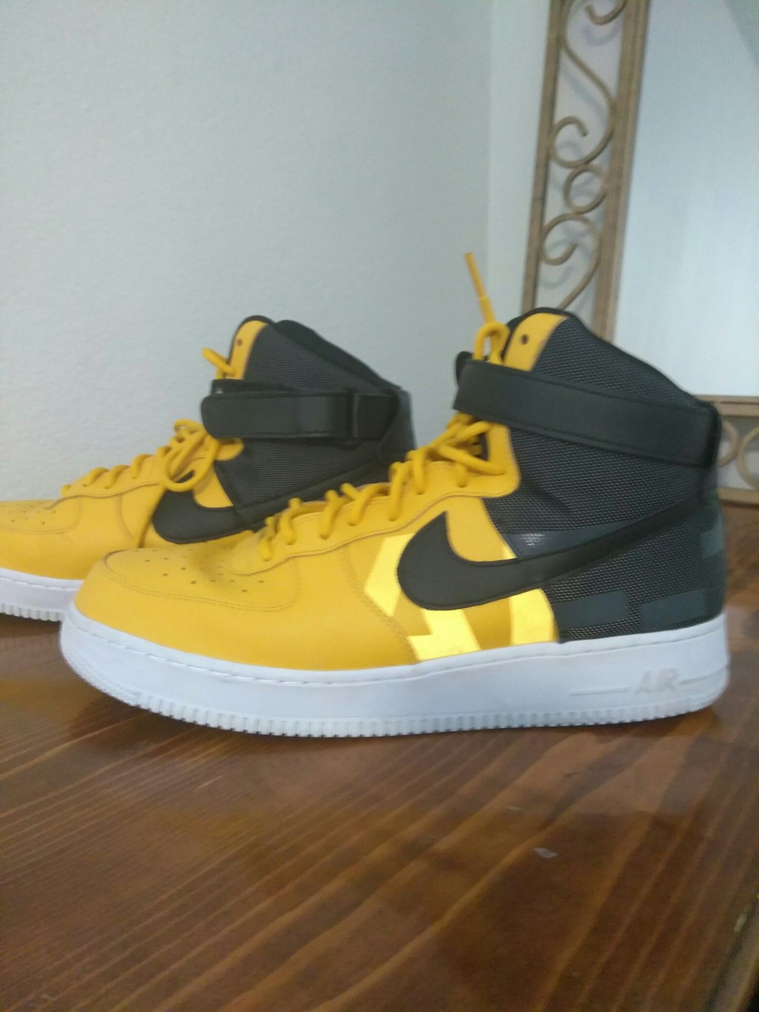 Nike AIR Force 1 shoes size 14.