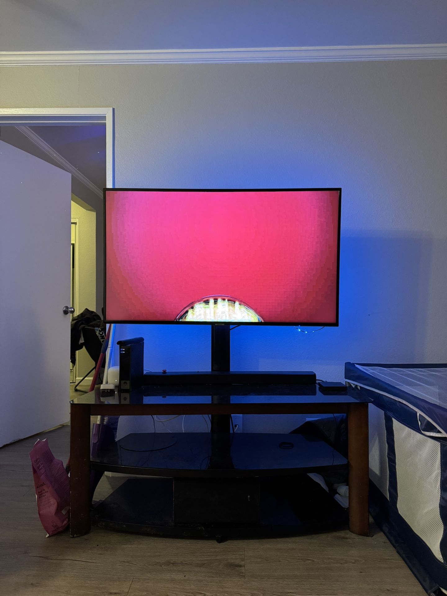 Samsung Smart TV 44” + Stand And Soundbar