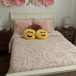 Rooms To Go Full Size White Bed 