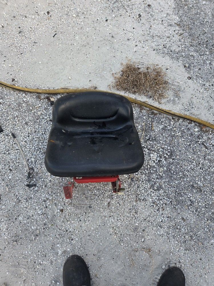((READ AD))(($40 EACH))((SEAT Troybilt/cubcadet)) Riding Mower