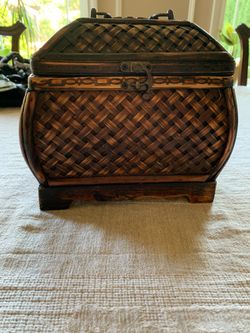 Decor: Small Treasure Chest With Latch