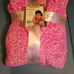 Pamper Her, Soft Robe, Bath Set, Calgon Lotions. Dr. Teals Socking Solution. Bundle Only $50.