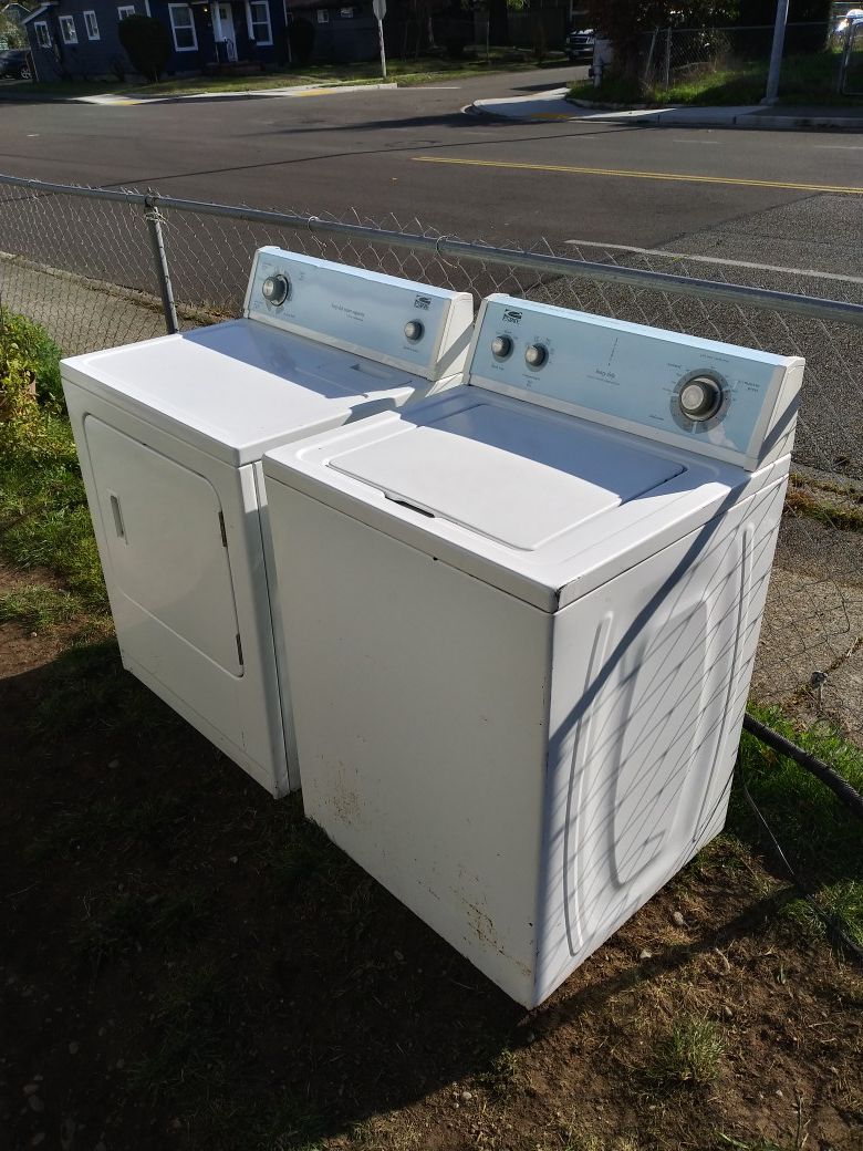 Whirlpool. Estate matching Washer and Dryer set.