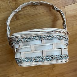 Decorative braided mixed style and color wicker basket