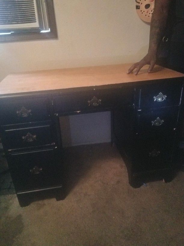 Black Desk