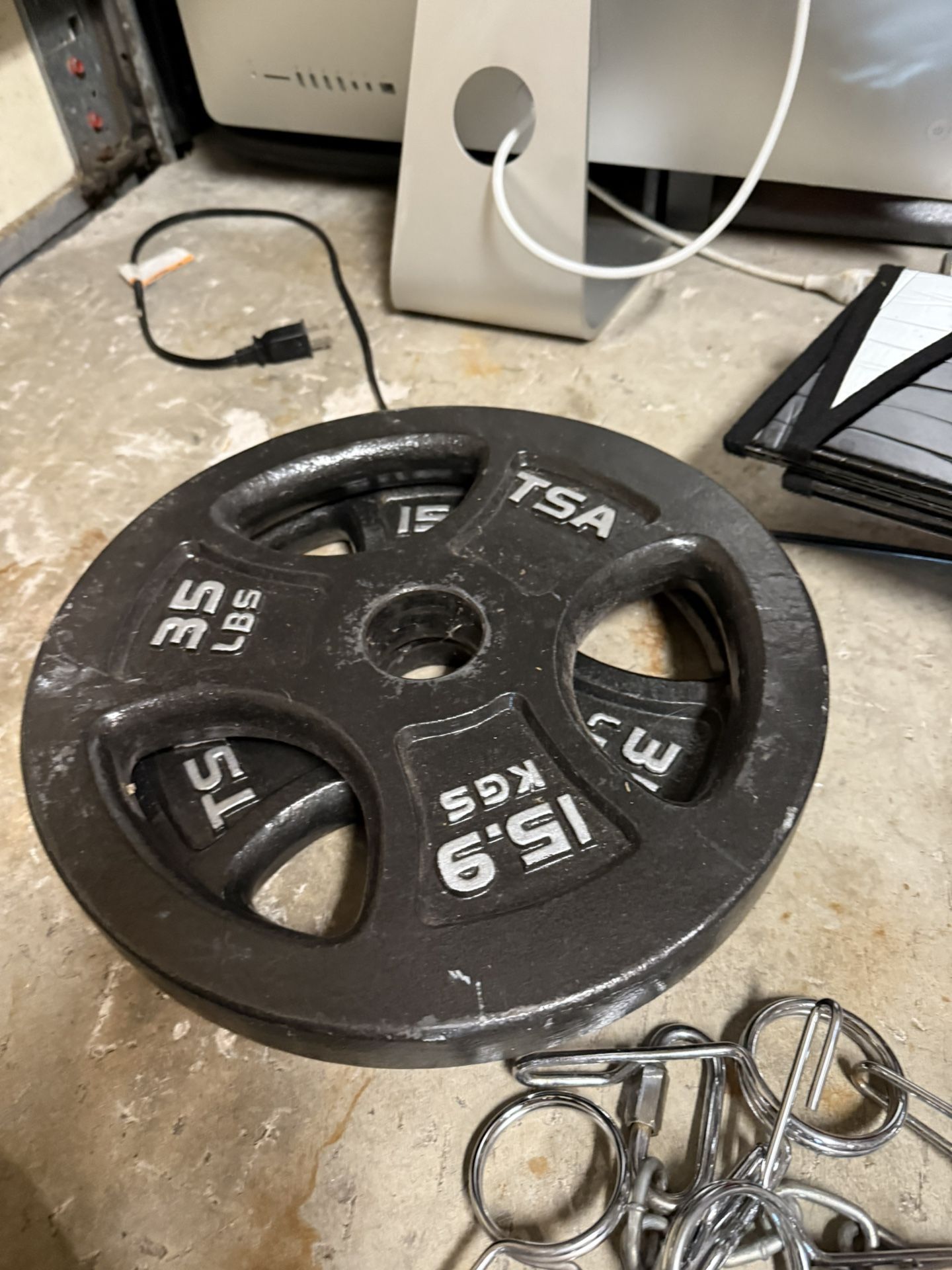 35lbs, 10lbs,5lbs and 2.5lbs Olympic Plates $1.00 A Pound