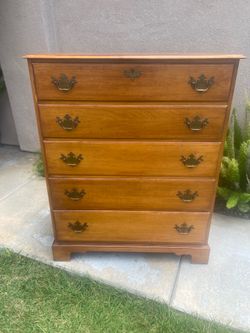 Selling a 5 drawer dresser , still good solid condition, has dove tail joints , top shows some wear