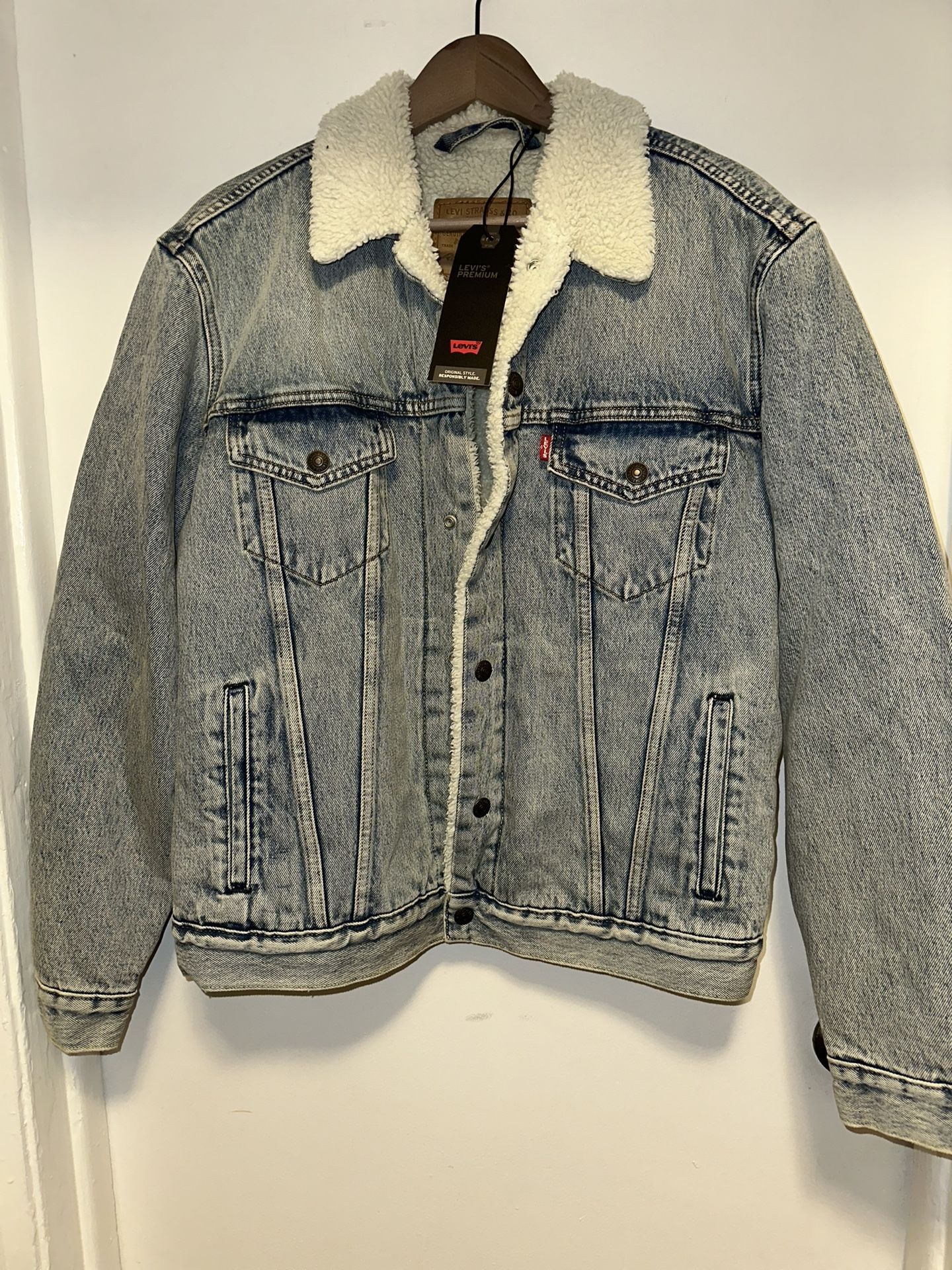 New With Tags Levi’s Sherpa Jacket m