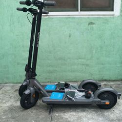 Brand New Bluntron Electric Scooter Super Fast Gose 30 Has 3  Different Speeds Battery Last Up 40 Miles Comes With Chager And Extra Tire 300 Each.