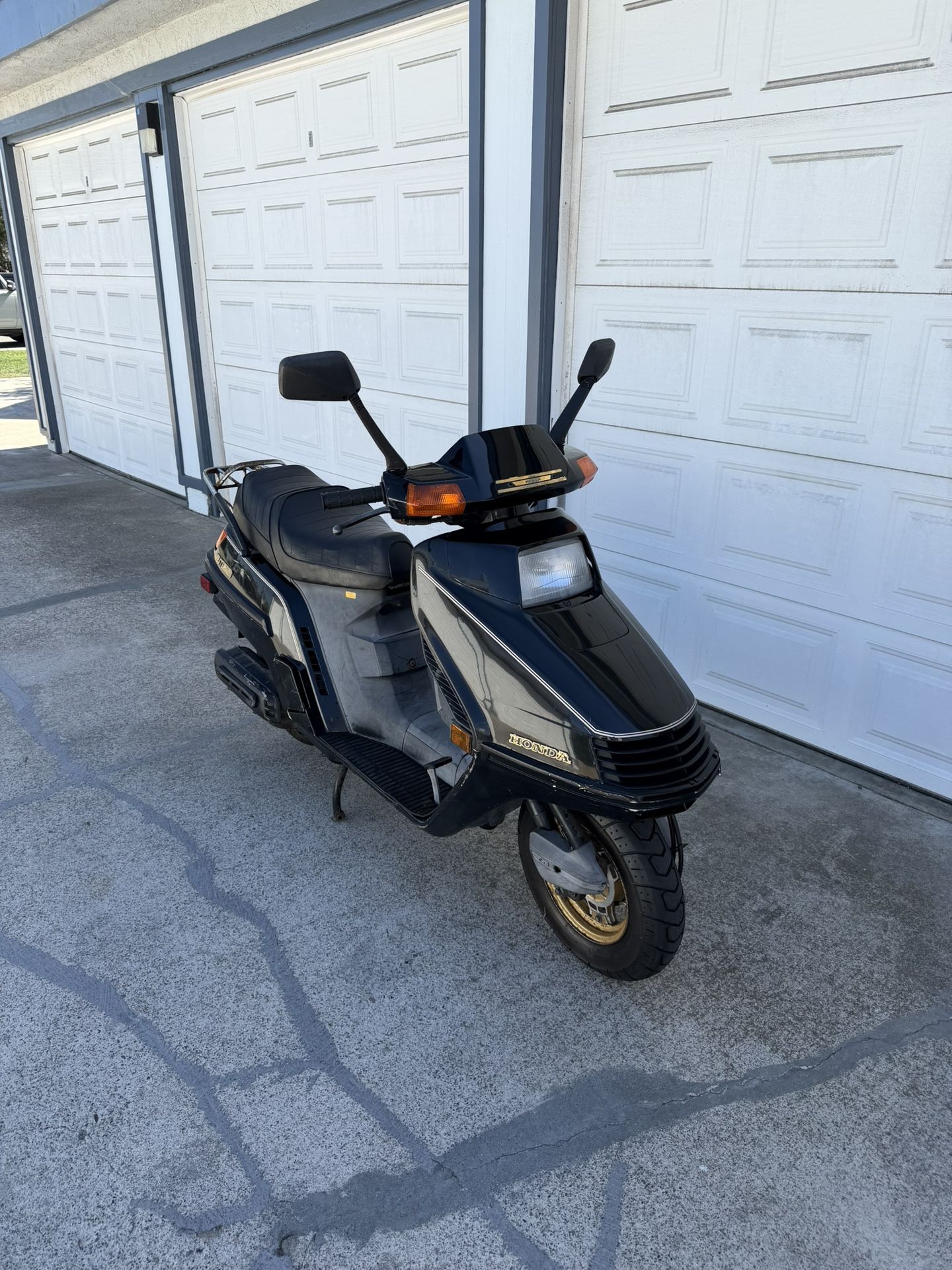 1986 Honda Elite 250 Scooter with Parts Scooter and Hitch Rack