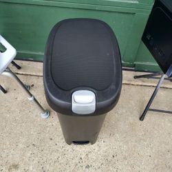 H E F T Y 13 Gallon Trash Can