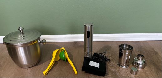 Cocktail bar accessories lot
