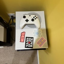 Xbox One S Bundle – 7 Games + Controller + HDMI/Power Cords – Works Perfectly!