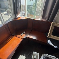 Mahagony Breakfast Nook