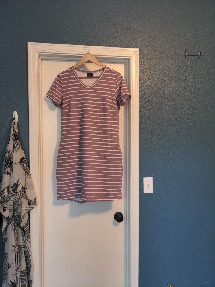 32 Degree Short Sleeve, Thigh High Pocket Dress Size Small