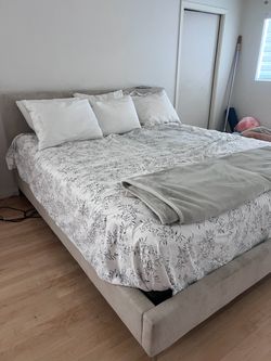 Saatva Bedframe including mattress