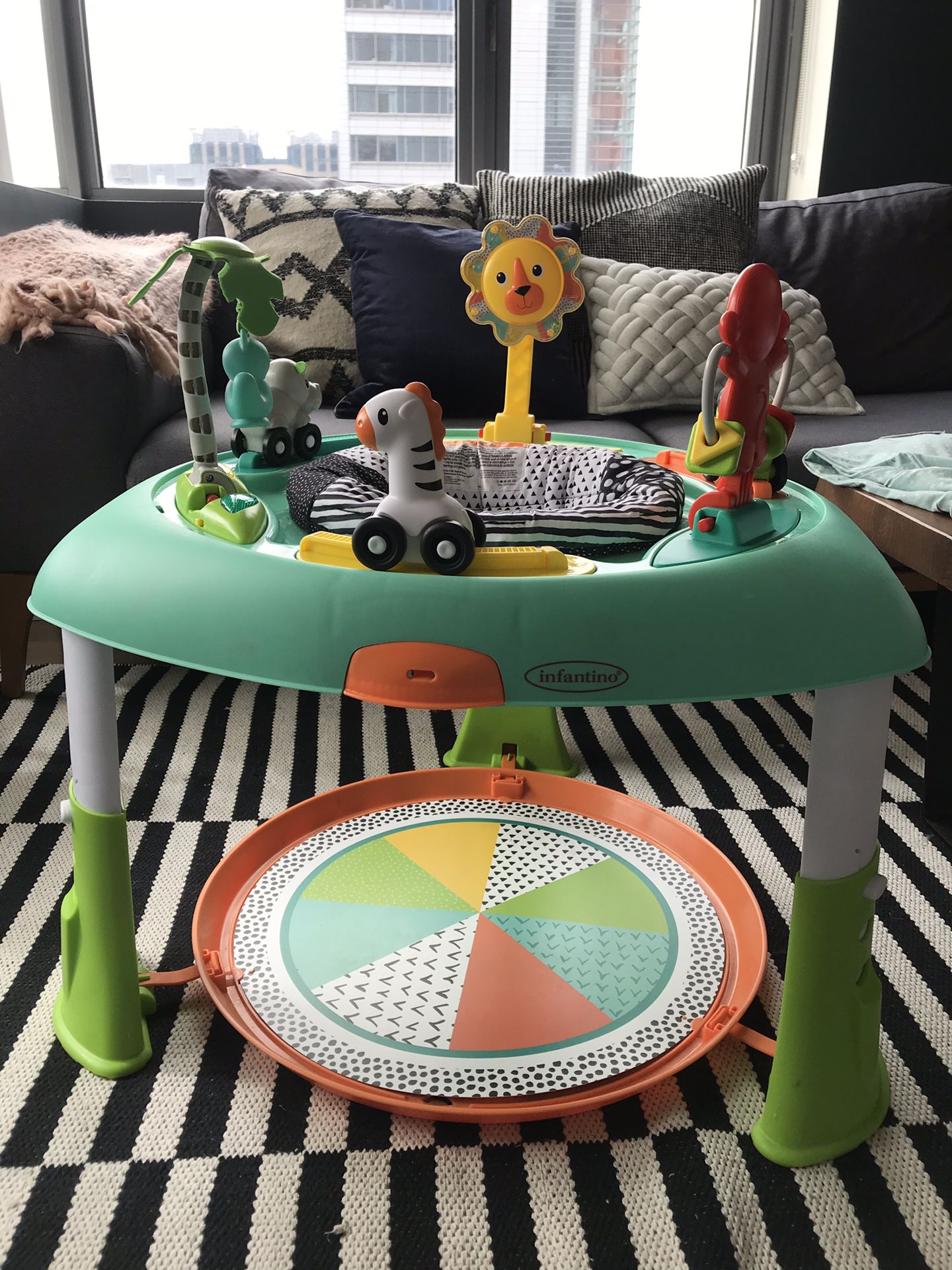 Infantini Go Gaga! Sit, Spin, Stand Entertainment Center