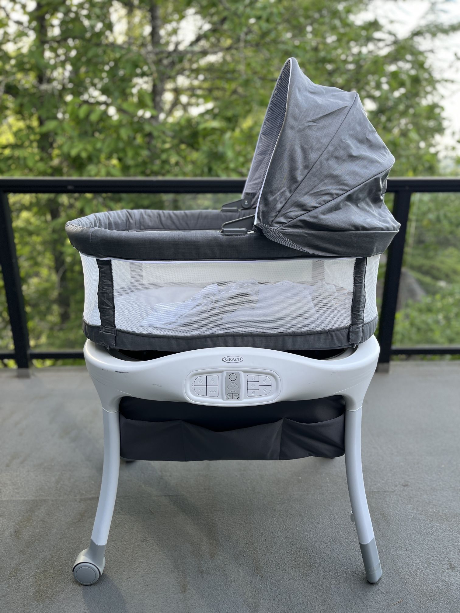 Like NEW Graco Sense2Snooze Bassinet with Cry Detection Technology - Comes with Bonus Pads & Sheets