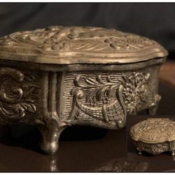 VINTAGE ORNATE FOOTED SILVER JEWELRY CASKET KEEPSAKE TRINKET STORAGE BOX CHERUB ANGEL DECOR