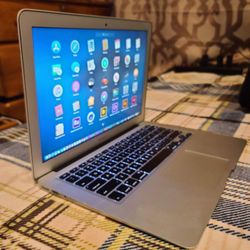 Excelente Laptop Apple Macbook Air De 11 Pulgadas Procesador i5 Con Programas 