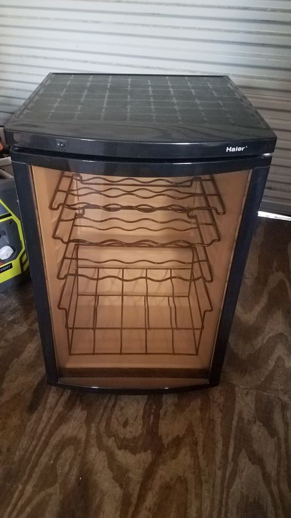 Haier HVFM20ABB 20Bottle Wine Cellar, with Contoured Smoked Glass Door for Sale in West Palm