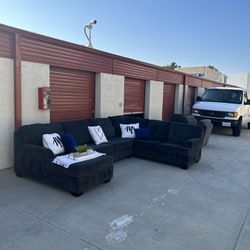 Ashley’s 3 Piece Sectional Couch! (FREE DELIVERY 🚚)