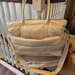 WOMAN'S CARRY ON HAND BAG