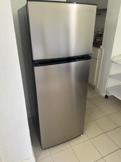 vissani model mdff7ss 7.1 cu. ft. Top Freezer Refrigerator in Stainless Steel Look
