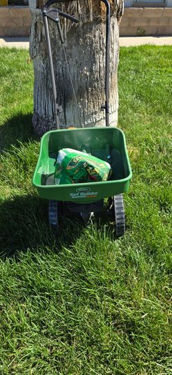 Scotts turbuilder edgeguard mini with some lawn food